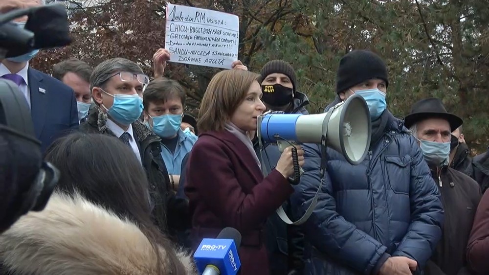 Discursul Maiei Sandu în fața protestatarilor de la Parlament